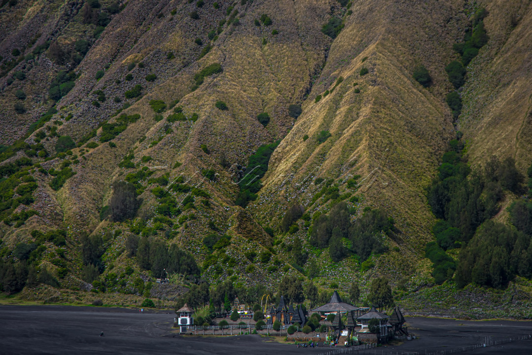 <div>Hamparan lautan pasir yang begitu luas dengan Gunung Batok yang tinggi menjulang, Gunung Bromo yang indah, dan dikelilingi pegunungan dan perbukitan, menjadi pesona luar biasa di Gunung Bromo, yang berada di kawasan Tengger, Jawa Timur. Di tengah lautan pasir tersebut, berdiri sebuah pura yang menjadi tempat beristananya Ida Sang Hyang Widhi Wasa yang dipuja oleh umat Hindu. Pura tersebut bernama Pura Luhur Poten Gunung Bromo. Pura ini menjadi tempat pemujaan bagi masyarakat Tengger yang beragama Hindu.</div>