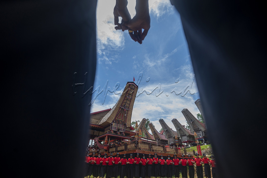 Ma'badong satu tarian gerak tari upacara asal dari Tana Toraja, Sulawesi Selatan. Tarian Ma'badong ini diadakan pada upacara kematian atau pada acara rambu solo yang dilakukan bersama bsecara berkelompok. Para penari (pa'badong) membentuk lingkaran dan saling berpegangan tangan dengan saling mengaitkan jari kelingking dan umumnya mereka berpakaian hitam-hitam. Ma'badong bukan hanya sekadar tarian, melainkan sebuah kegiatan melagukan badong dengan gerak tari khas. Syair yang dilagukan disebut kadong-badong
