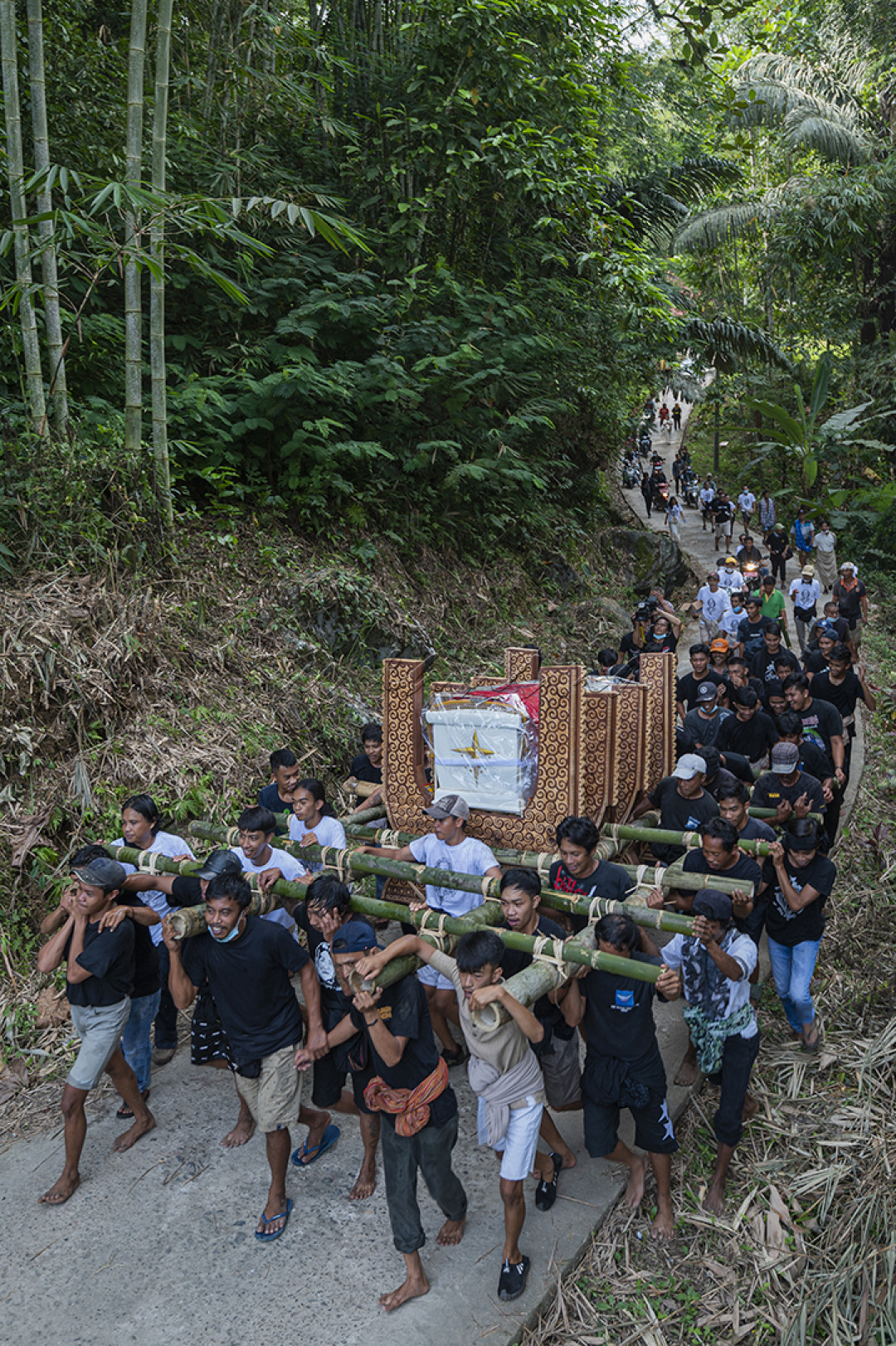 Ma Kiburu adalah proses terakhir dari semua proses dalam rangkaian upacara Rambu Solo yang ada, Ma Kiburu (Penguburan) dimana mayat diangkat beramai ramai dan diarak melewati kampung kampung menuju ke liang penguburan yang telah disiapakan