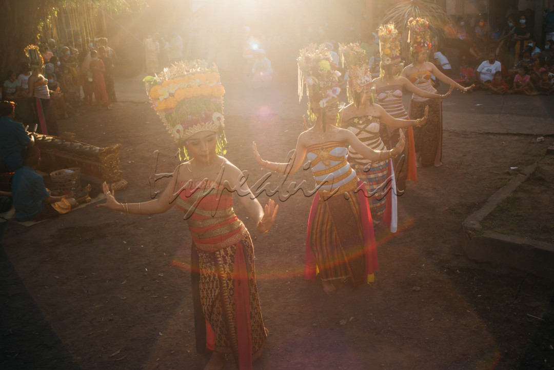Keindahan Tarian Rejang yang ada di Desa Jasri. Tarian Rejang ini biasanya ditarikan setiap 6 bulan sekali oleh para pemudi di Desa Jasri, Karangsem Bali. 
