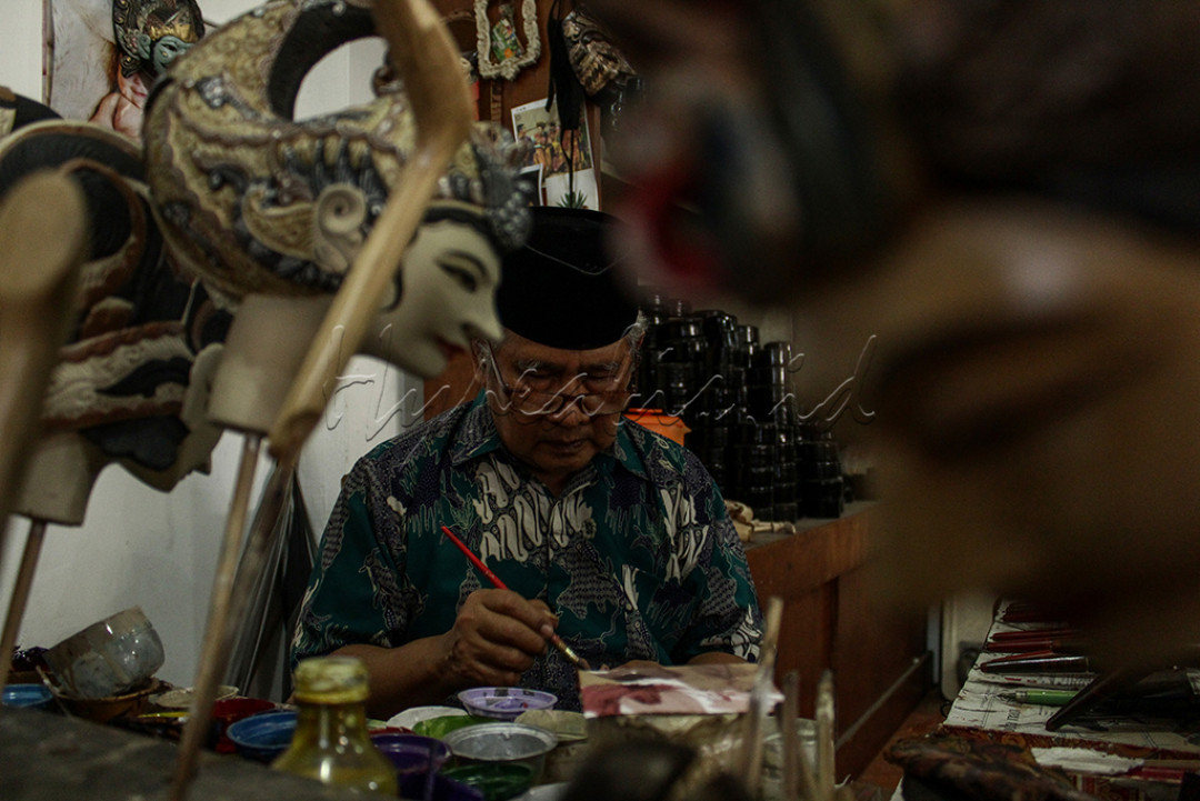 Efrin Syafrudin, melakukan proses pengecatan wayang jenis Ramayana di Galeri Cupumanik. Cupumanik Puppets Gallery yang berdiri sejak tahun 1970 telah mengekspor wayang berbagai ukuran dan bentuk untuk souvenir, koleksi, atau pertunjukan ke berbagai negara seperti Belgia, Amerika, Inggris, dll. Rata-rata harga wayang sovenir di gallery ini Sepuluh Ribu Rupiah sampai Jutaan rupiah atau harga tergantung ukuran.
