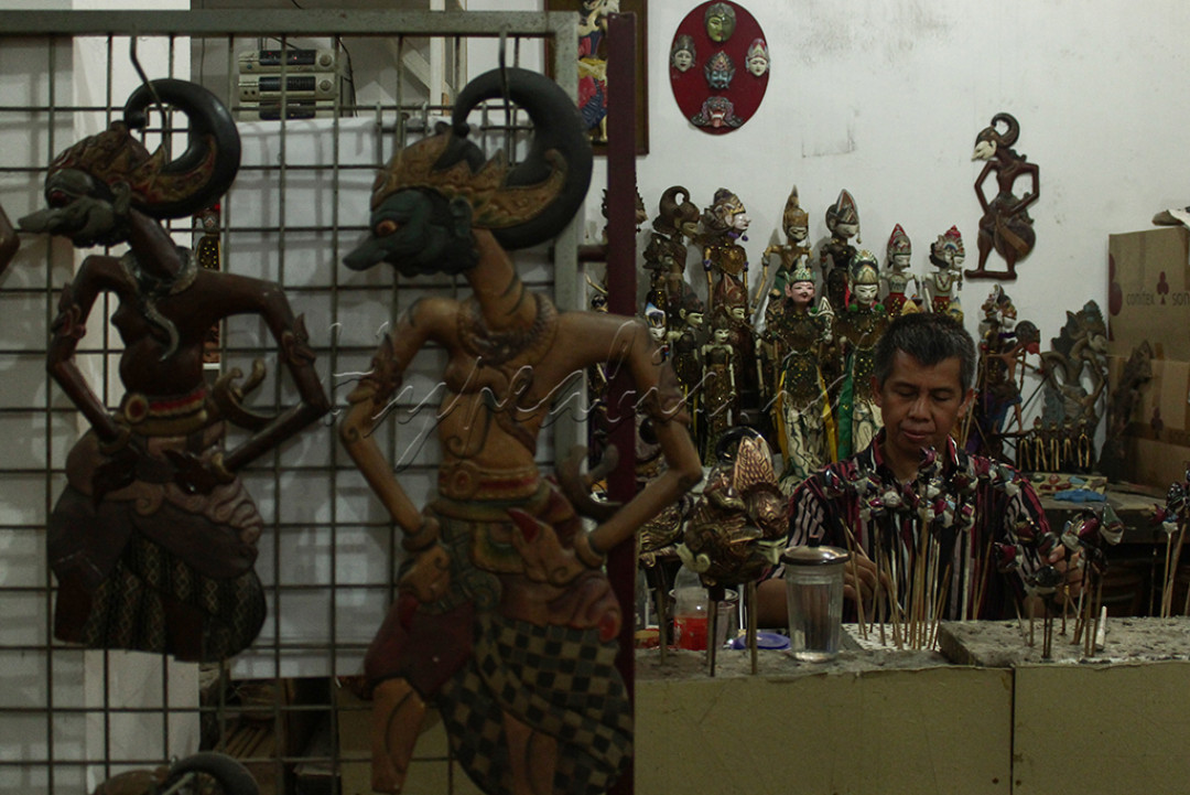 Perajin melakukan proses pengecatan wayang jenis Ramayana di Galeri Cupumanik. Cupumanik Puppets Gallery yang berdiri sejak tahun 1970 telah mengekspor wayang berbagai ukuran dan bentuk untuk souvenir, koleksi, atau pertunjukan ke berbagai negara seperti Belgia, Amerika, Inggris, dll. Rata-rata harga wayang sovenir di gallery ini Sepuluh Ribu Rupiah sampai Jutaan rupiah atau harga tergantung ukuran.