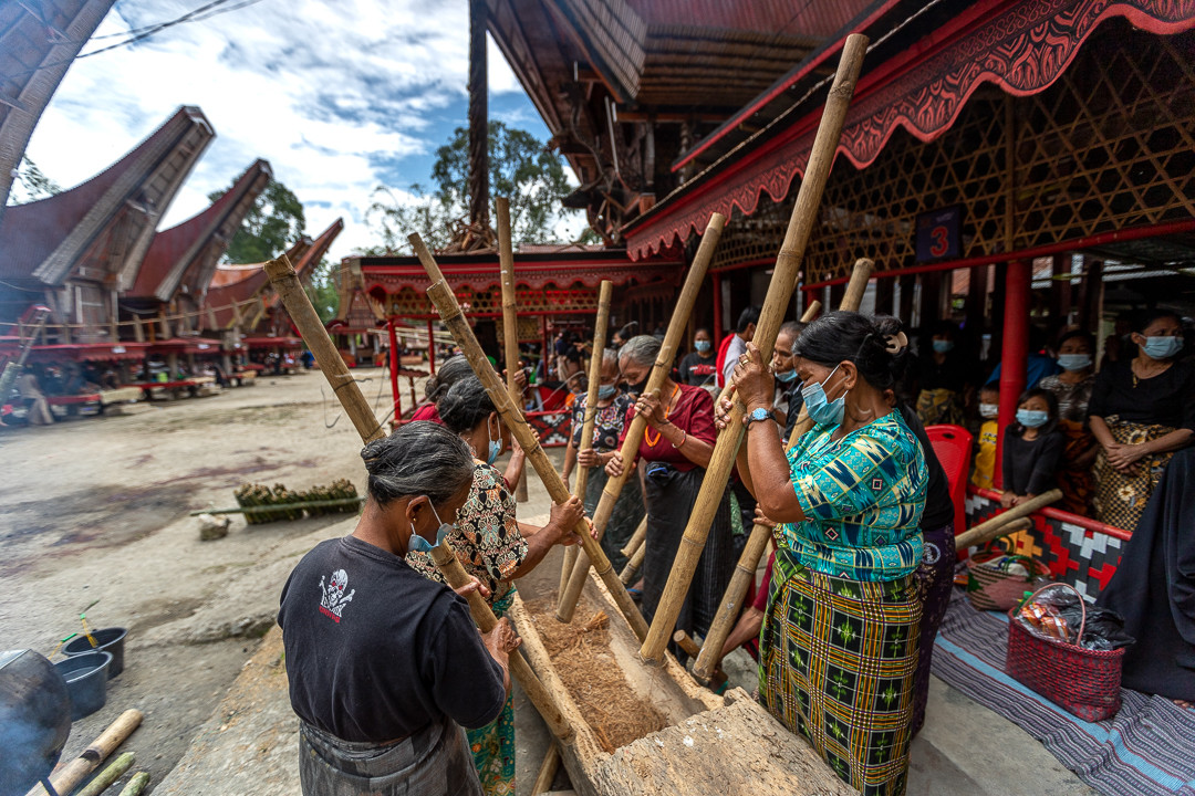 Musik Lesung Toraja disebut juga sebagai issong merupakan atraksi perempuan Toraja dalam menumbuk padi di dalam lesung dengan menggunakan tumbukan lesung dari bambu sepanjang 2 m atau kurang. Para pemainnya berdiri bersilangan sambil memegang tumbukan lesung yang dipukul secara berirama sehingga menghasilkan nada musik yang beraturan.