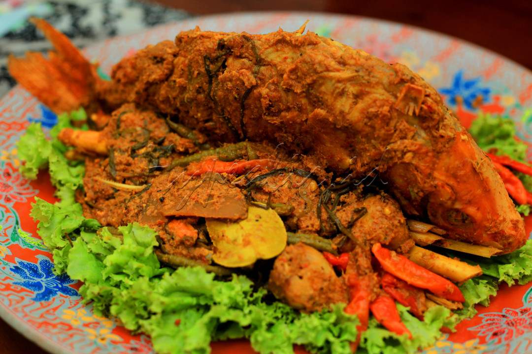 Ikan mas arsik merupakan Makanan khas suku Batak yang sajian ikan mas yang dimasak dengan bumbu arsik, sejenis bumbu kuning dengan cita rasa gurih, asam, dan pedas. Ikan mas arsik disediakan sebagai simbol kehidupan yang lebih diberkahi.