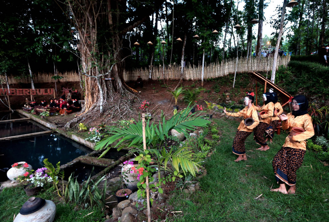 Pertunjukan tari tradisional di desa wisata Dusun Sumber Bulu, Pendem, Karanganyar, Jawa Tengah, Sabtu (09/10/2021).