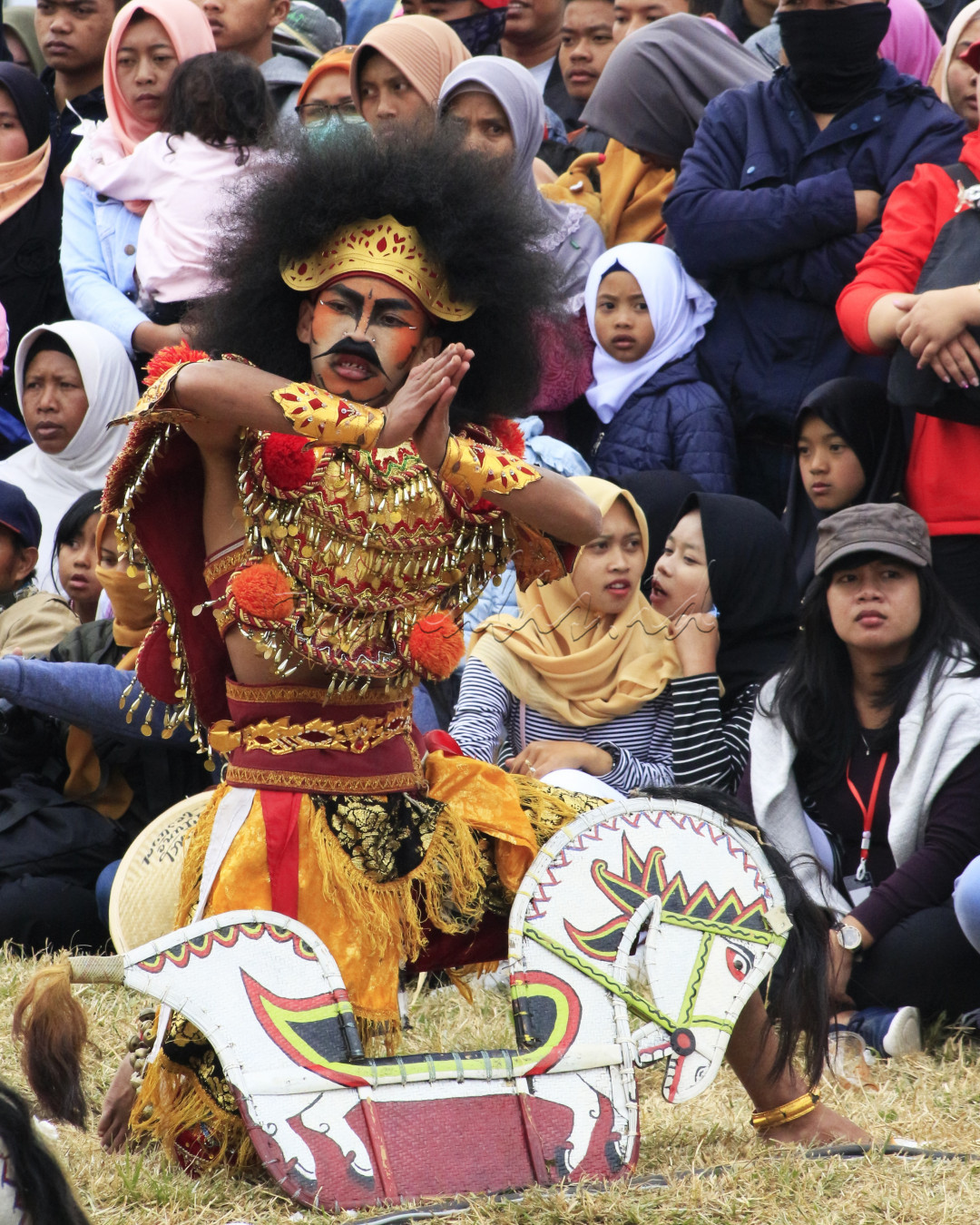 Tarian khas daerah pegunungan Dieng Wonosobo Jawa Tengah. Tarian tradisional yang biasa ditampilkan untuk acara-acara budaya masyarakat setempat. 