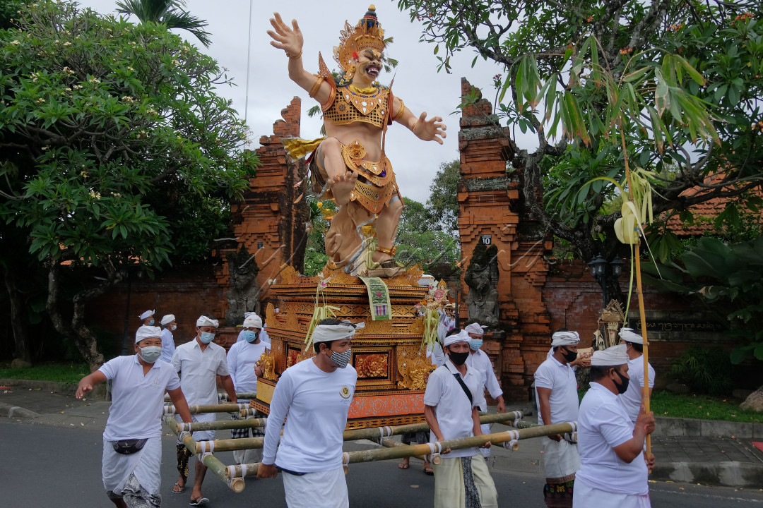 Umat Hindu mengarak ogoh-ogoh dalam rangkaian upacara ngaben di kawasan Sanur, Denpasar, Bali, Rabu (6/10/2021). Kegiatan budaya tersebut digelar dengan menerapkan protokol kesehatan COVID-19.