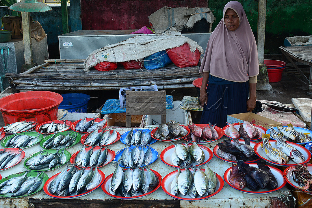 Pasar Inpres Larantuka NTT menjual bahan-bahan makanan segar berupa beras dan kacang-kacangan dari Larantuka, Adonara ataupun Maumere; ikan segar (dan cumi-cumi dengan penampang sebesar kertas A2), ikan ataupun cumi asin yang semuanya tidak terlalu asin. Di kota ini hanya ada pasar tradisional di pagi sampai sore hari. Makan ikan sebanyak-banyaknya selama di sini. Ikannya tidak amis, selalu segar dan dagingnya manis gurih.<br />

