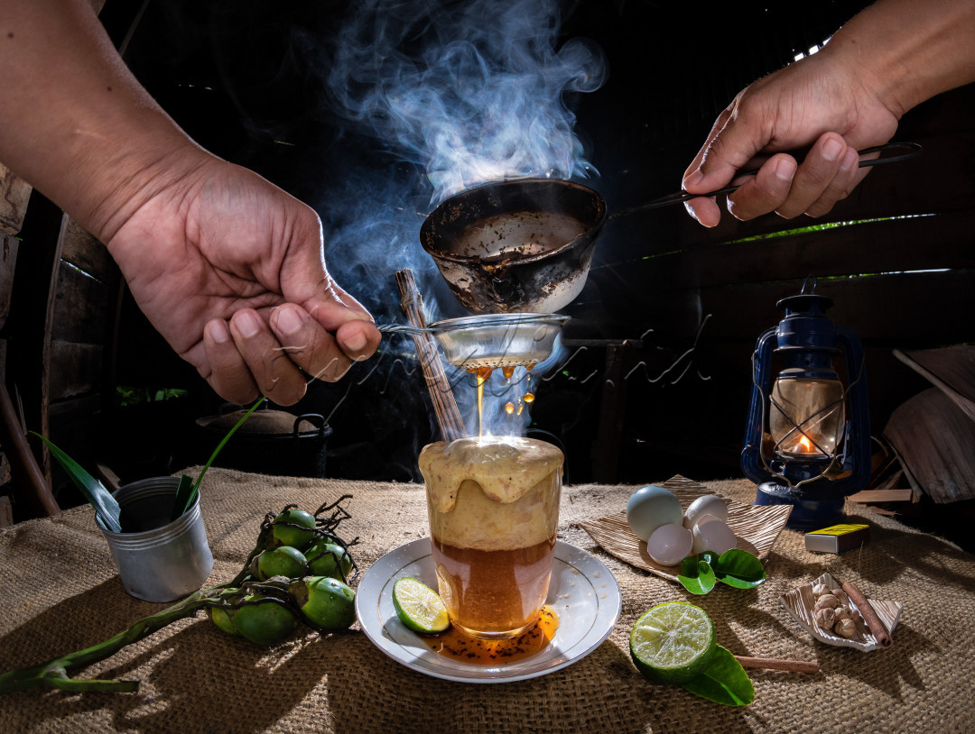 Minuman tradisional khas Ranah Minang Sumatera Barat. Terbuat dari telur dan gula yang diadon atau dikocok dan diseduh dengan teh panas, dibubuhi dengan sedikit fanila atau jeruk nipis untuk menghilangkan aroma amis telur.<br />
Dipercaya berkhasiat untuk menambah stamina. Sering menjadi tantangan para turis lokal maupun mancanegara untuk meminumnya karena rasanya yg unik dan samasekali asing bagi mereka.<br />
Seiring berjalannya waktu Teh Talua muncul dengan berbagai varian sesuai dgn bahan pencampur tambahannya seperti Teh Talua Pinang, Teh Talua Tapai, Teh Talua Sarai (sereh/serai)dll.