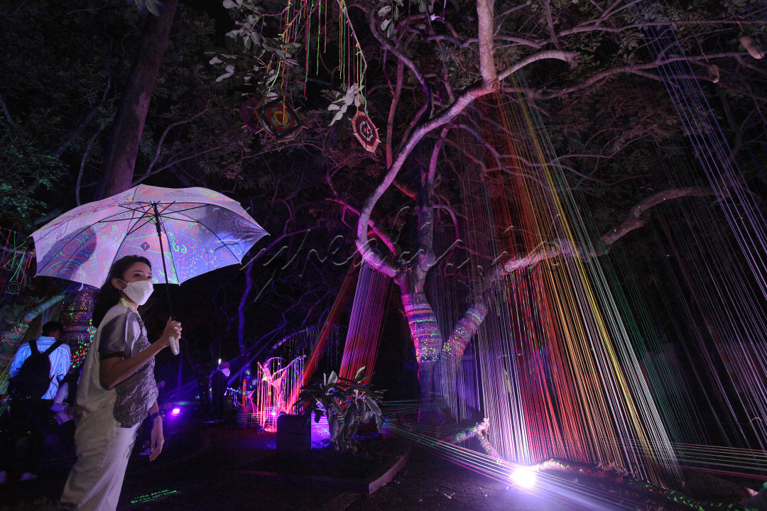 Pengunjung menikmati keindahan warna-warni lampu dan permainan efek audio visual saat mengunjungi Taman Hutan Menyala, di Taman Hutan Raya Juanda, Kota Bandung, Sabtu, 4 Desember 2021 malam. Kawasan konservasi itu menjadi salah satu destinasi wisata alam yang wajib dikunjungi wisatawan saat berkunjung ke Kota Bandung, selain menikmati segarnya udara wisatawan juga dbuat lebih peka pada lingkungan sekitar.<br />

