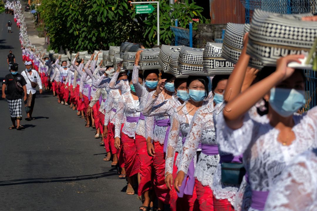 Umat Hindu mengusung keben bambu atau tempat sesajen dalam Tradisi Mapeed yaitu rangkaian persembahyangan Hari Raya Galungan di Desa Lukluk, Badung, Bali, Rabu (14/4/2021). Tradisi tersebut digelar untuk merayakan hari kemenangan "Dharma" (kebenaran) melawan "Adharma" (kejahatan).