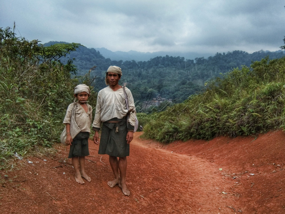 Tampak nun jauh dimata kampung suku Baduy dalam yang terpencil dan sangat tertutup tetapi masih ramah warganya saat dikunjungi, foto diatas merupakan warga suku Baduy Dalam sedang beraktivitas di desa Ci Jahe yang merupakan wilayah suku Baduy Luar.