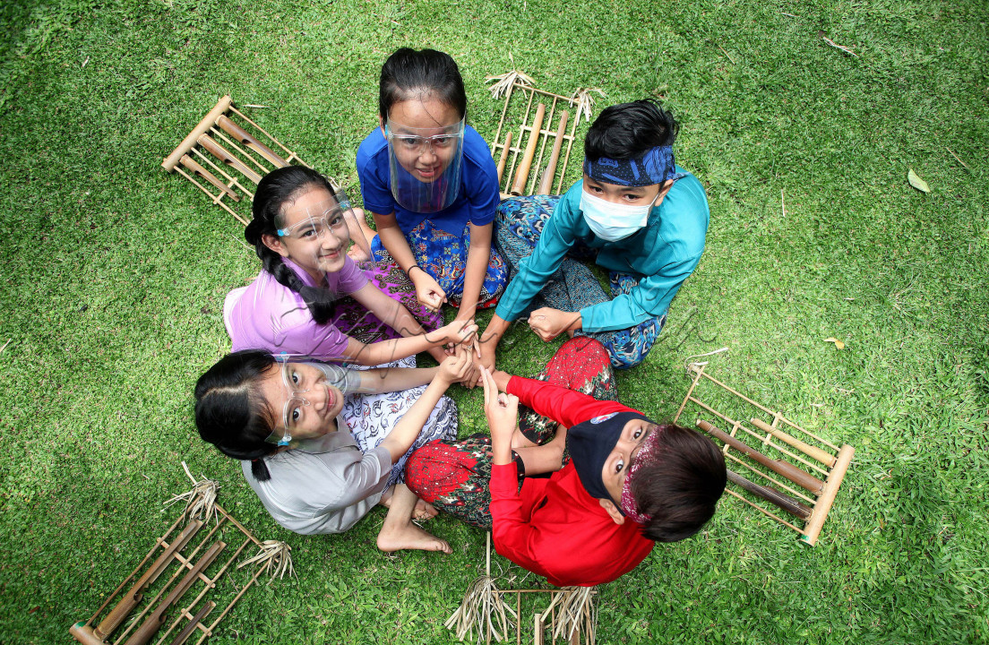 Lima anak memainkan permainan tradisional dan angklung, di Saung Angklung Udjo, Jalan Padasuka, Kota Bandung, Kamis, 29 Oktober 2020. Selain mengenalkan permainan tradisional dan budaya sunda, salah satu destinasi favorit Kota Bandung itu merupakan tujuan wisata budaya dan edukasi yang lengkap karena memiliki arena pertunjukan, pusat kerajinan bambu hingga workshop.<br />
<br />
