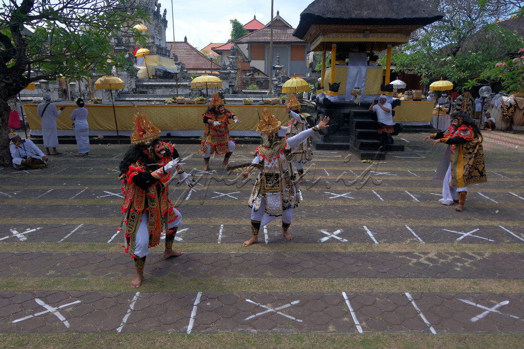 Umat Hindu menampilkan pementasan tarian sakral dalam Upacara "Wisuda Bumi" di Pura Agung Jagatnatha, Denpasar, Bali, Minggu (22/8/2021). Upacara yang digelar oleh Pemerintah Kota Denpasar bertepatan pada hari suci Hindu tersebut menerapkan protokol kesehatan dan membatasi jumlah umat di area pura tersebut untuk mendoakan supaya pandemi COVID-19 cepat berakhir. 