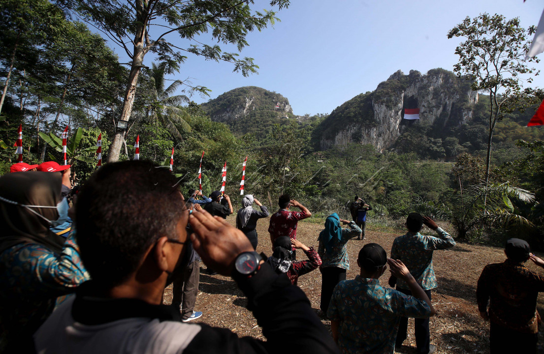 UPACARA HUT RI KE-76<br />
SEJUMLAH warga melakukan penghormatan bendera saat Upacara HUT ke 76 Republik Indonesia di Gunung Hawu, Kampung Cidadap, Desa Padalarang, Kecamatan Padalarang, Kabupaten Bandung Barat, Selasa (17/8/2021). Kegiatan tersebut diharapkan mampu meningkatkan rasa nasionalisme terhadap Tanah Air. 