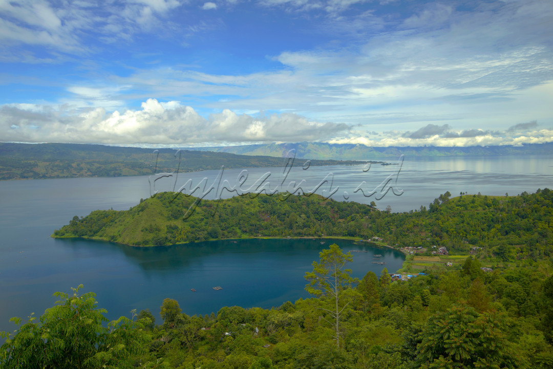 Tanjung Unta merupakan sebuah perbukitan di Danau Toba, tepatnya di Kabupaten Simalungun yang terkenal karena memiliki bentuk khas, menyerupai hewan di arab yakni onta. Keberadaan tempat ini sempat membuat Bung Hatta terpesona, tokoh nasional tersebut tertarik setelah melihat bentuknya yang unik. Lantas, ia pun menjuluki objek itu dengan sebutan tanjung dan unta.