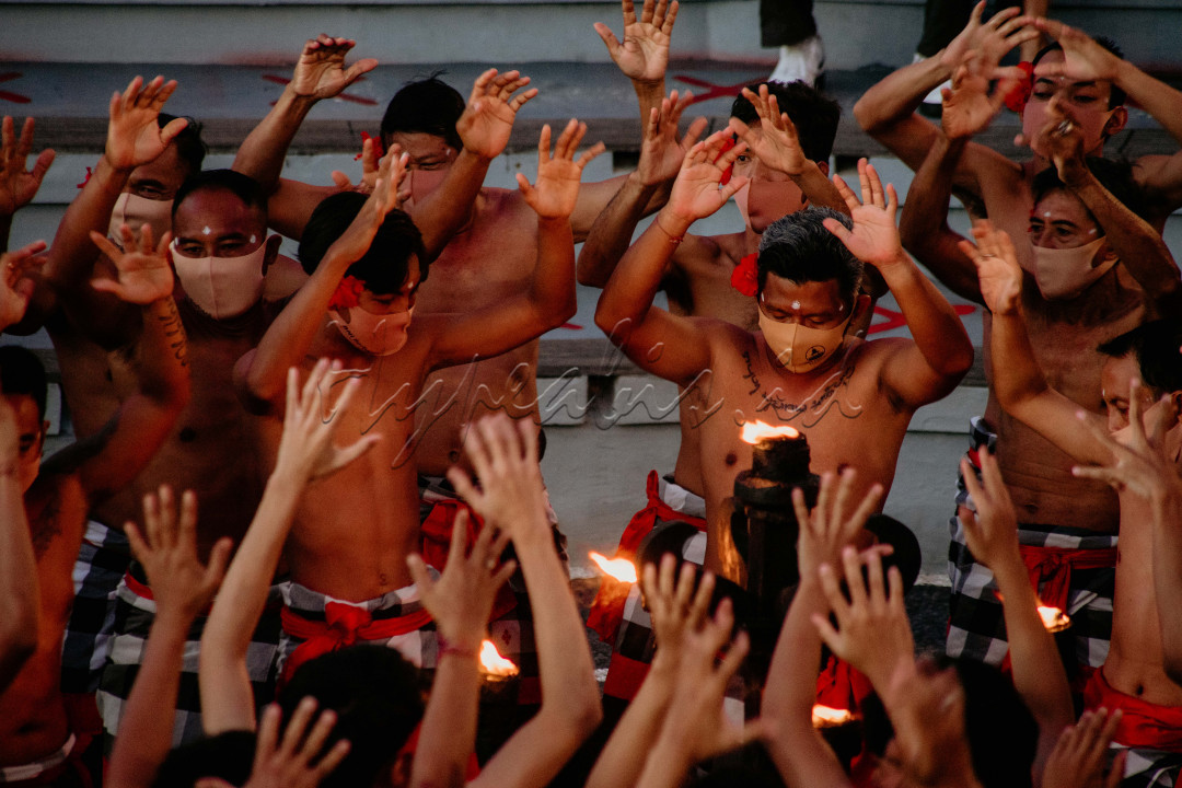 tari kecak menggambarkan kesetian yang di gambarkan oleh shinta dan pengorbanan yang di tunjukan oleh garuda yang rela menanggalkan satu sayapnya , atas keserakahan rahwana 