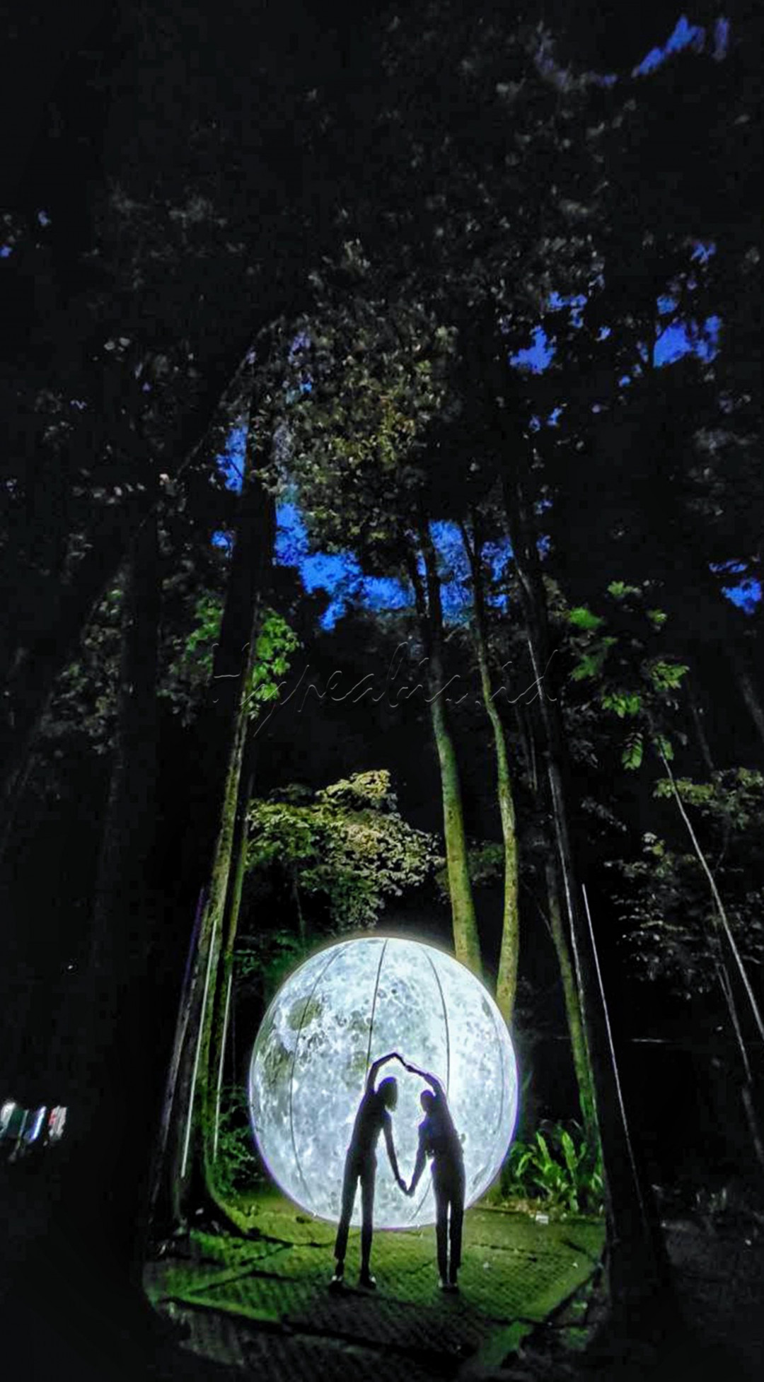 Pengunjung menikmati keindahan warna-warni lampu dan permainan efek audio visual saat mengunjungi Taman Hutan Menyala, di Taman Hutan Raya Juanda, Kota Bandung, Sabtu, 4 Desember 2021 malam. Kawasan konservasi itu menjadi salah satu destinasi wisata alam yang wajib dikunjungi wisatawan saat berkunjung ke Kota Bandung, selain menikmati segarnya udara wisatawan juga dbuat lebih peka pada lingkungan sekitar.<br />
<br />
<br />
<br />
