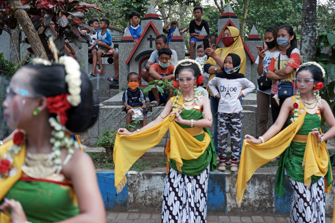 Sejumlah warga menonton pentas tari tradisional di Sukun, Kota Malang, pada 03 Oktober 2020. Seni budaya Indonesia yang penuh warna, selalu menarik dan menjadi pilihan warga untuk menyaksikan meski dengan situasi, kondisi dan lokasi yang seadanya. Sebuah bukti kebanggan dan kecintaan akan Indonesia.
