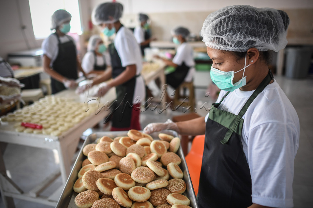 Pekerja membawa kompiang usai dipanggang di Labuan Bajo, Manggarai Barat, Nusa Tenggara Timur, Kamis (17/6/2021). Dalam sehari para pekerja mampu menyelesaikan sebanyak 3.000 hingga 5.000 kompiang yang dijual dengan kisaran harga Rp1.000-Rp8.000 per kompiang