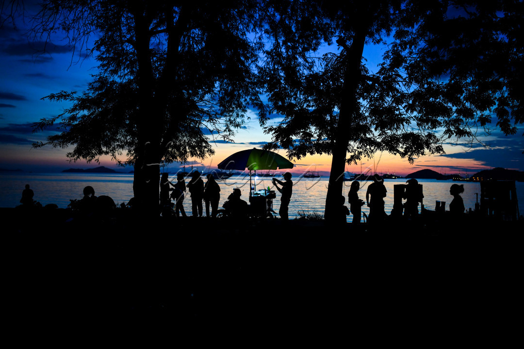 Wisatawan menikmati wisata Pantai Pede di Labuan Bajo, Manggarai Barat, Nusa Tenggara Timur, Sabtu (19/6/2021). Sebagian warga di Labuan Bajo menjadikan pantai tersebut sebagai wisata alternatif pada akhir pekan