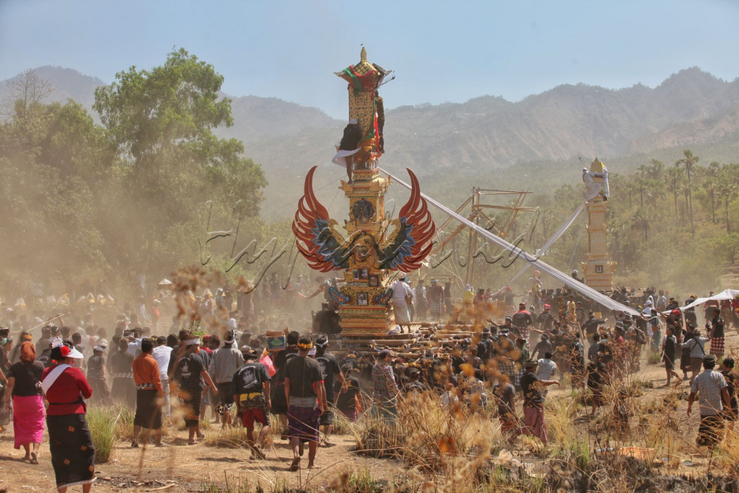 Salah satu kekayaan budaya di Indonesia. Tata cara pembakaran mayat di Bali