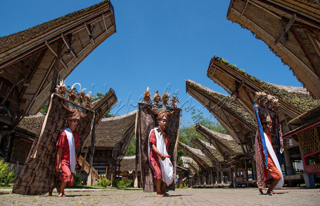 Tarian Manganda adalah salah satu tarian tua yang masih dilestarikan di Toraja Utara , tarian ini merupakan tarian ritual pemujaan agama lokal Toraja yang di sebut Aluk Todolo ( Alto). Para penari Manganda' berasal dari kalangan pria dengan pakain khasnya yang sangat unik, Mereka menarikannya dengan sesekali teriakan khas Toraja sambil membunyikan semacam bel yang dipegang oleh masing-masing penari<br />
