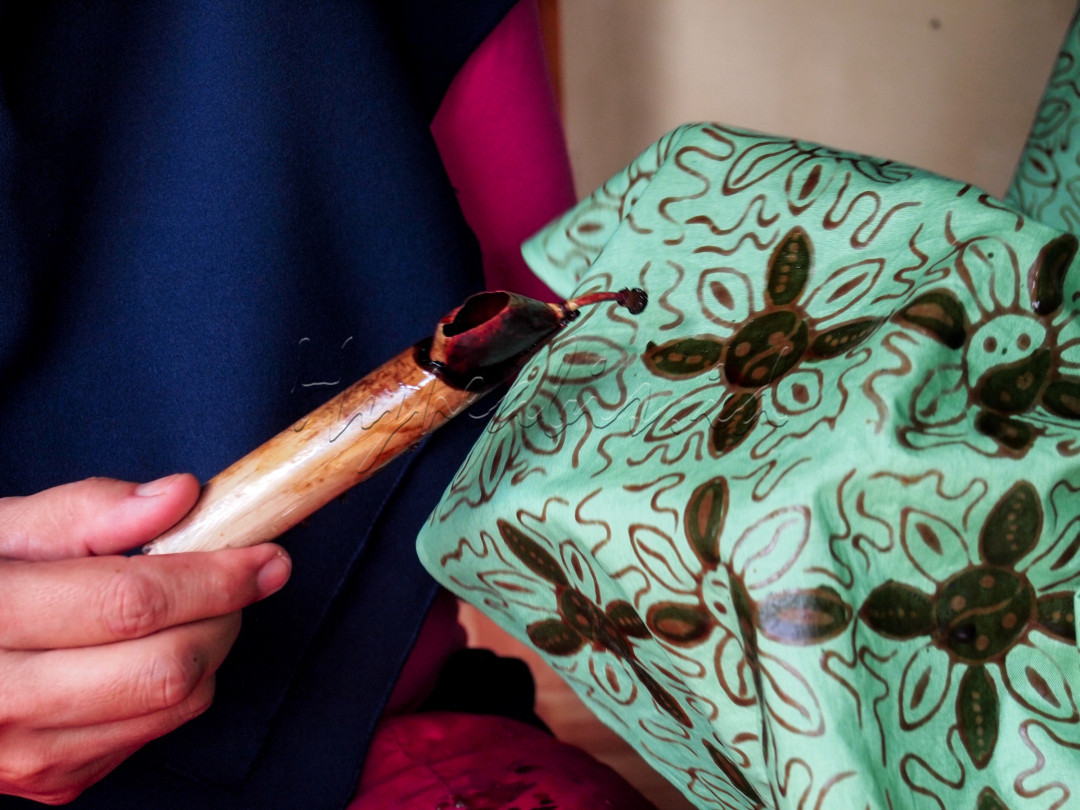Budaya membatik sangat merakyat. Hampir di semua sentra-sentra UMKM sekarang dapat dijumpai sentra-sentra Batik. Selain pola-pola yang unik di tiap daerah, hasil akhir yang dihasilkan juga beragam, tidak hanya berupa kain dasar.