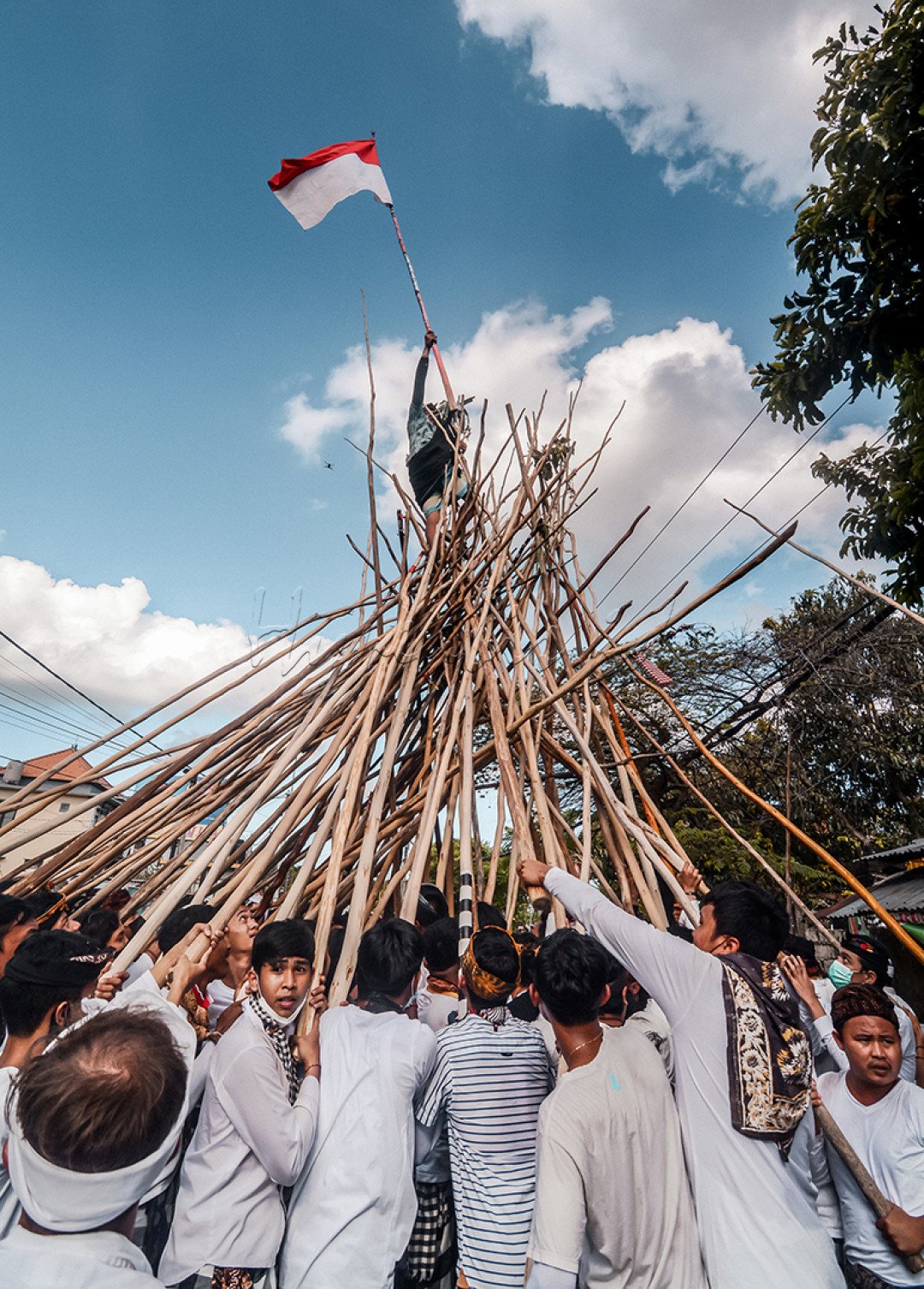 Semangat nasionalisme peserta tradisi mekotek di Bali. Mekotek sendiri merupakan warisan leluhur, adat budaya dan tradisi yang secara turun-temurun terus dilakukan umat Hindu di Bali khususnya Desa Munggu, Kecamatan Mengwi, Kabupaten Badung, Bali, pada setiap Hari Raya Kuningan.