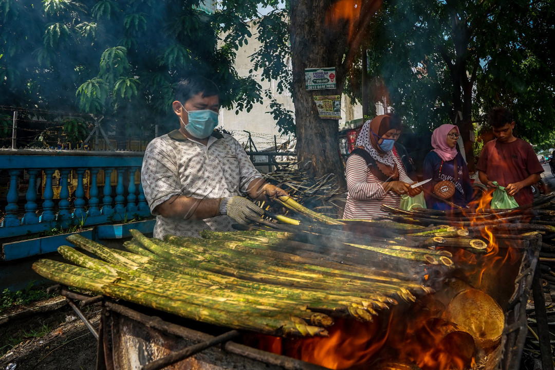 Pakat adalah makanan khas lalapan Mandailing yang terbuat dari pucuk muda sejenis rontan. Primadona saat Ramadan itu sering dijadikan lalapan oleh warga kota Medan Sumatera Utara