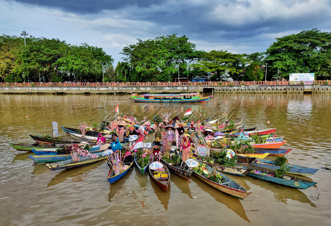 <br />
Para penjual dipasar terapung ikut serta merayakan acara hari jadi kota Banjarmasin dengan melakukan atraksi bersamaembentuk bunga teratai disungai menggunakan jukung. Kekompakan antar pedagang menciptakan bentuk yang indan agar memikat wisatawan yang datang dari luar daerah.