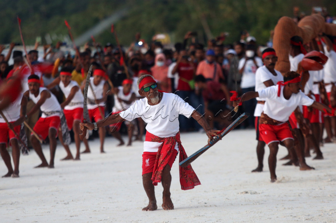 Sejumlah warga Kei memperagakan Tari Perang saat puncak Festival Pesona Meti Kei 2021 di Pantai Ngur Bloat Kabupaten Maluku Tenggara, Provinsi Maluku, Kamis (28/10/2021). Puncak Festival Pesona Meti Kei 2021 yang rangkaiannya berlangsung sejak 21 Oktober ditutup dengan berbagai penampilan seni tradisional masyarakat Kei. 