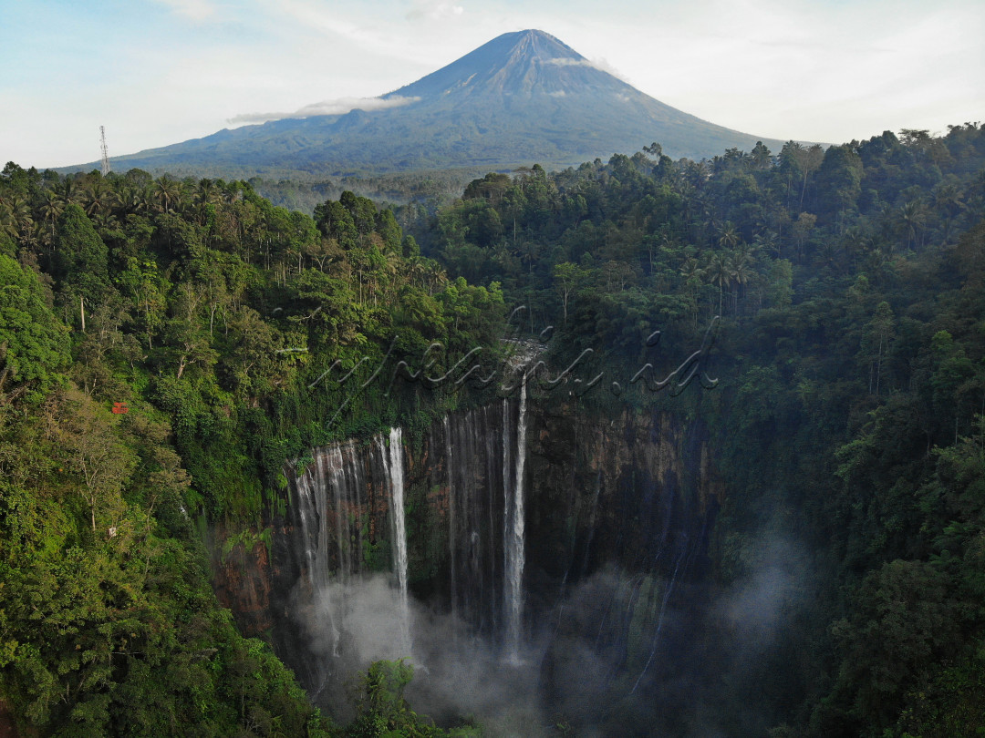 Coban Sewu merupakan salah satu air terjun di Indonesia yang mendunia akan keindahannya, terletak di perbatasan Malang dengan Lumajang Jawa Timur