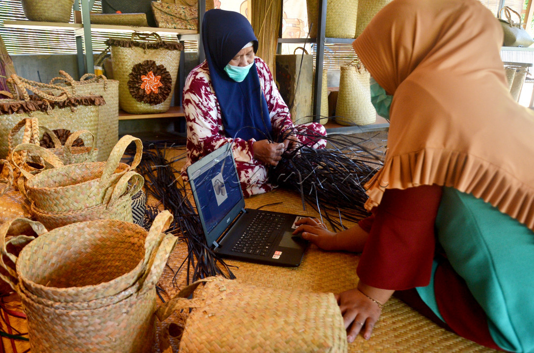 dalam situasi pandemi di sektor UMKM sangat berdampak sekali, dalam penjualan juga melemah saat bahan produksi dikurangi dikarenakan banyak yang terjeda dalam pembuatan bahan, dikarenakan dari pemerintah menerapkan untuk PPKM dan tetap dirumah aja . disaat itulah semakin lemah ekonomi masyarakat dikarenakan sebagian orang mencari rezeki di lapangan, dengan pilihan agar bisa tetap bertahan dalam pandemi seperti ini adalah media online meskipun penjualan tidak seperti saat normal. paling tidak masih bisa bertahan disaat seperti ini.