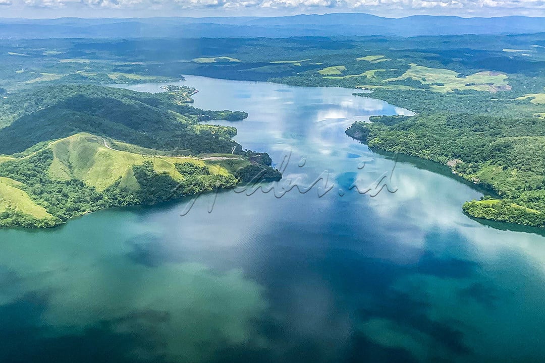 Danau Sentani adalah danau yang terletak di Papua Indonesia. Danau Sentani berada di bawah lereng Pegunungan Cagar Alam Cyclops yang memiliki luas sekitar 245.000 hektar. Danau ini terbentang antara Kota Jayapura dan Kabupaten Jayapura, Papua.