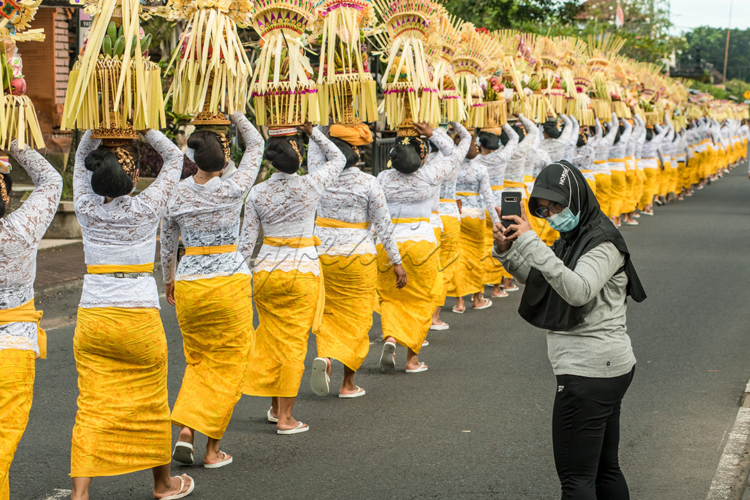 Bali tidak hanya dikenal dengan keindahan alam serta kekayaan budayanya. Pulau Dewata juga terkenal akan sikap menjunjung tinggi toleransi dalam beragama. Beragam umat tinggal berdampingan namun tetap terjaga kedamaiannya.
