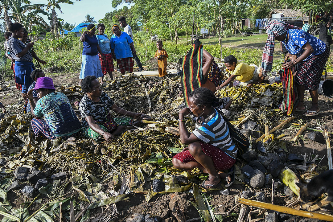Warga menggelar pesta bakar batu di Kabupaten Merauke, Papua, Rabu (13/10/2021). Pesta bakar batu tersebut sebagai bentuk ucapan syukur atas keberhasilan tim sepak bola putri Papua meraih medali emas dalam ajang sepak bola putri PON Papua.
