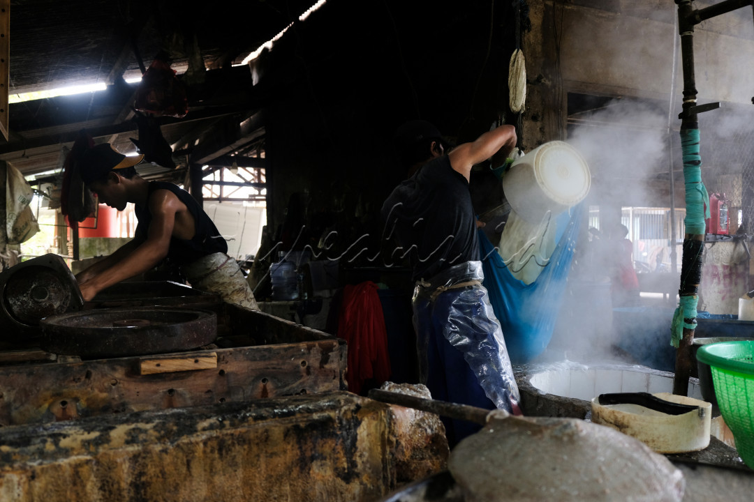 <strong>"Produksi tahu"</strong><br />
Usaha rumah tangga berbasis ekonomi mikro sebagai salah satu penunjang agar UMKM bisa maju dan berkembang.