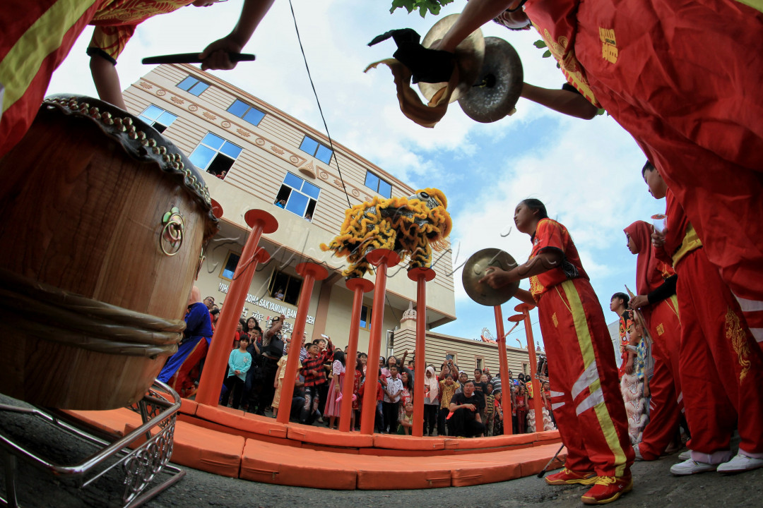 Barongsai, tarian tradisional China, menjadi salah satu media perekat persahabatan antara etnis Tionghoa dan Muslim di Kota Banda Aceh. Hal itu terlihat dari 25 penari barongsai, delapan di antaranya adalah pelajar Muslim warga Banda Aceh yang selalu ikut dalam penampilan barongsai setiap perayaan tahun baru Imlek. “Di mana pun barongsai tidak melihat etnis, suku, dan agama. Siapa saja yang mau bergabung kita terbuka, untuk seluruh pelajar hingga mahasiswa, termasuk untuk Muslim, dengan batasan umur sampai dengan 30 tahun,” kata Acong, pelatih barongsai dari Federasi Olahraga Barongsai Indonesia (FOBI) Aceh. Kaloborasi barongsai etnis Tionghoa dengan Muslim ditampilkan di kawasan Pasar Peunayong, Kecamatan Kuta Alam, Banda Aceh, untuk menghibur warga.
