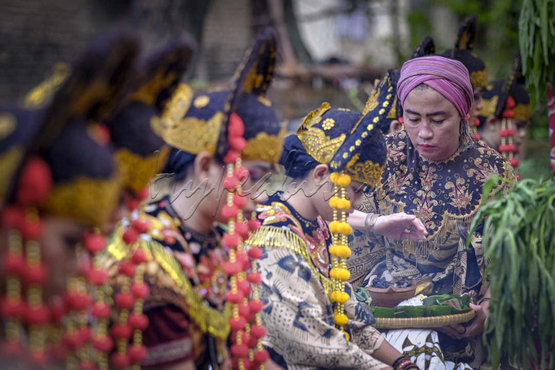 Sebelum tampil tokoh budaya Ibu NUR ANANI M IMRAN yang merupakan legenda penerus Topeng Losari Cirebon tampak melakukan ritual khusus. Kesenian topeng Losari ini sendiri sudah berusia sekitar 400 tahun oleh Pangeran Panji Angkawijaya, saat ini diteruskan oleh generasi ke tujuh yakni Ibu NUR ANANI M IMRAN sendiri