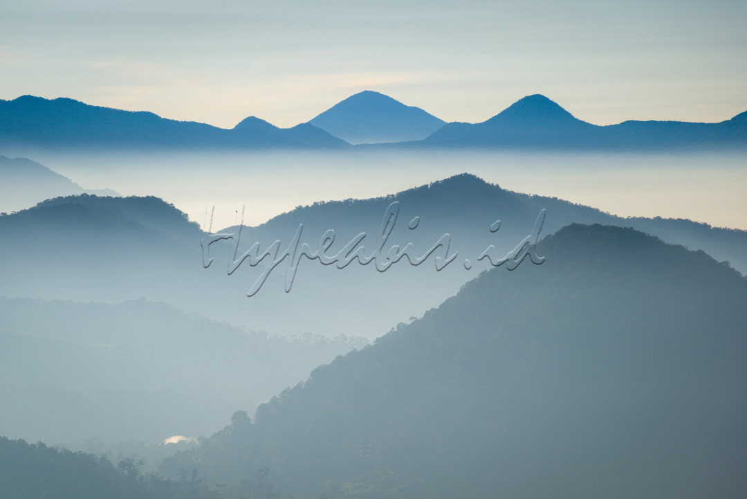 Keindahan pemandangan di jawa barat memang tidak habisnya. Salah satu spot ngeHype ini sering dikunjungi wisatawan yaitu sunan ibu (kawah putih), terletak di selatan kota bandung. Momen pagi hari merupakan momen yang sangat pas untuk diabadikan oleh para pengunjung. 