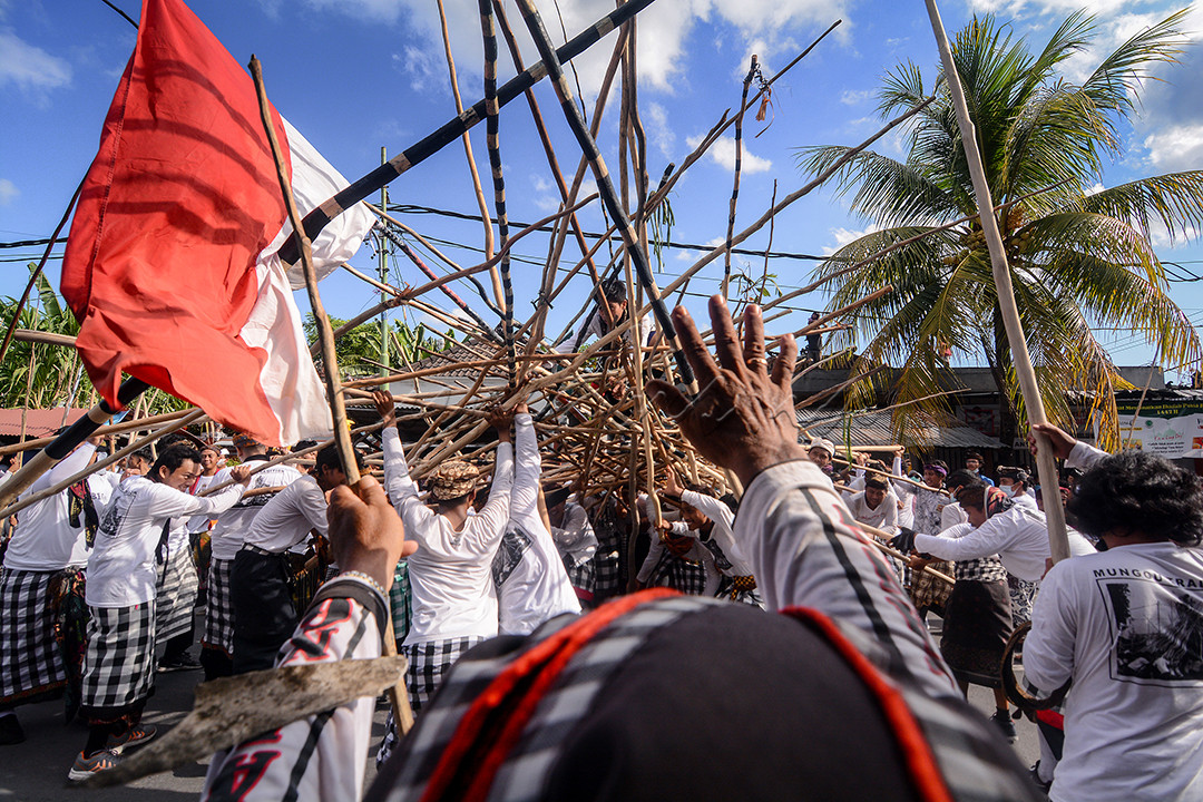 Semangat nasionalisme peserta tradisi mekotek di Bali. Mekotek sendiri merupakan warisan leluhur, adat budaya dan tradisi yang secara turun-temurun terus dilakukan umat Hindu di Bali khususnya Desa Munggu, Kecamatan Mengwi, Kabupaten Badung, Bali, pada setiap Hari Raya Kuningan.