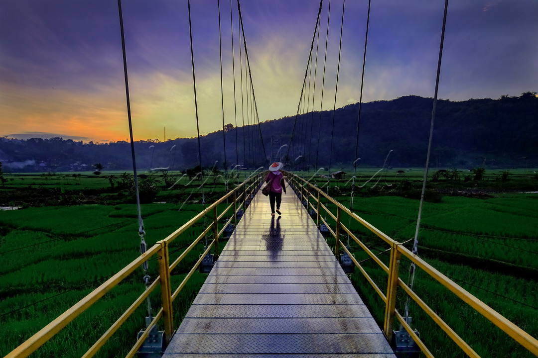 Menikmati indahnya pemandangan alam dari Jembatan Panyindangan yang melintasi sungai Cihonje dan menghubungkan antara Desa Baginda dan Desa Gunasari 