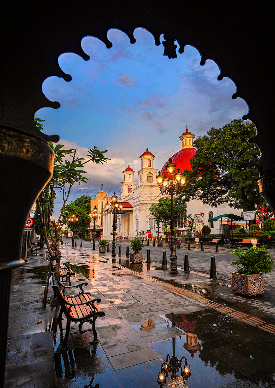 Gereja Blenduk merupakan salah satu bangunan yang menjadi icon Kota Lama Semarang. 