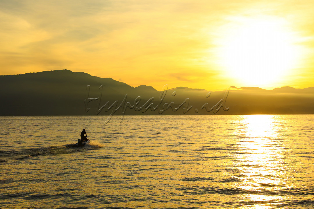 Seoran wisatawan tampak sedang mengendarai Jet Ski di sekitar Tuk-tuk Samosir ketika pagi hari. Aktivitas ber jet ski ria di pagi hari merupakan favorit para wisatawan yang singgah ke Danau Toba.