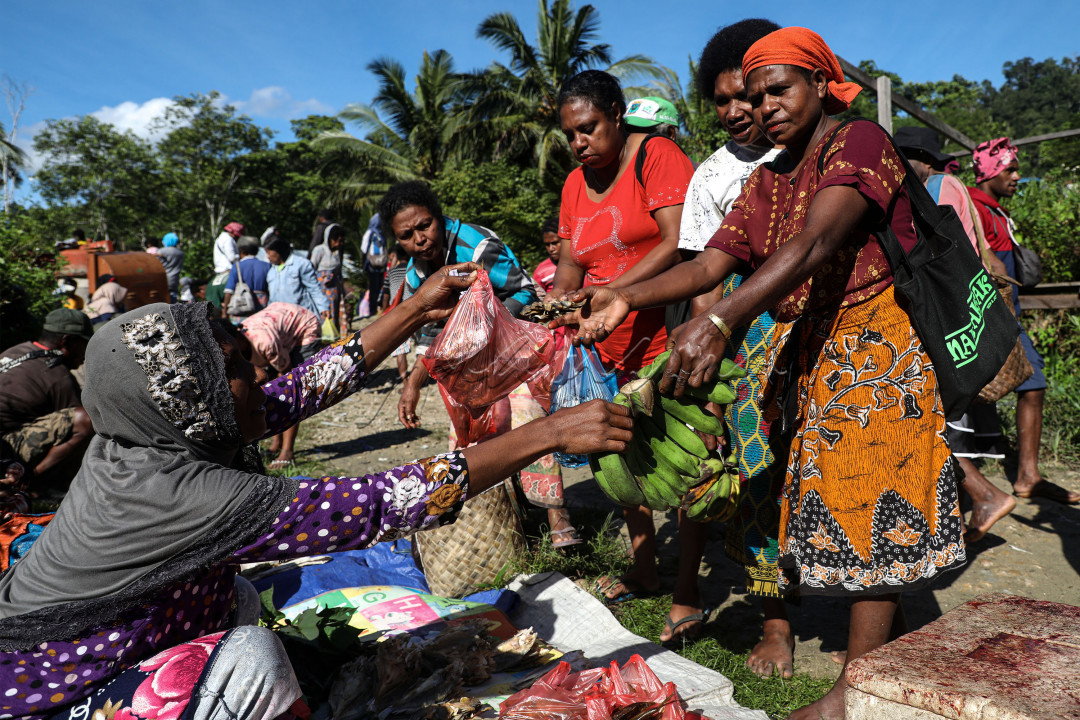 Warga Mambubuni dan sekitarnya dari pegunungan dan dari pesisir melakukan jual beli dengan cara barter atau bertukar barang di Pasar Mambunibuni, Distrik Kokas, Kabupaten Fakfak, Papua Barat, Sabtu (19/6/2021). Pasar yang buka setipa Sabtu ini masih mempertahankan tradisi barter sebagai salah satu kearifan lokal. Barter merupakan sistem transaksi dalam jual beli sebelum dikenal uang.