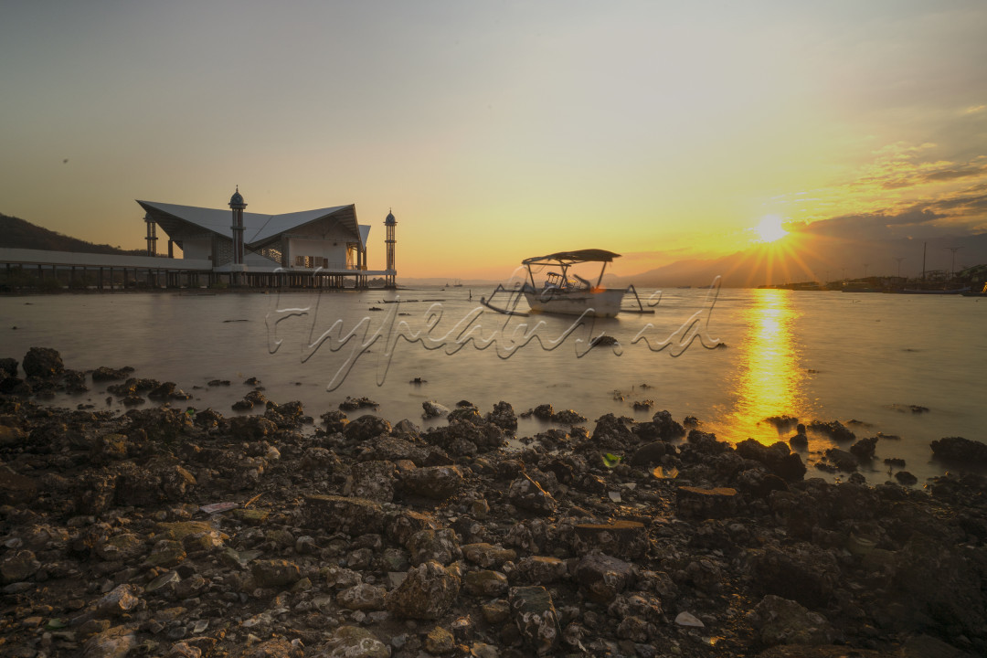 Pantai Amahami terletak di Kota Bima Nusa Tenggara Barat, merupakan salah satu destinasi wisata di Kota Bima. Selain pantai disana juga menyuguhkan taman bermain dan masjid apung. Lokasi Pantai Amahami tidak terlalu jauh berjarak 10 menit dari lapangan merdeka. Jika beruntung kita juga dapat melihat para pemuda yang sedang memandikan Kuda