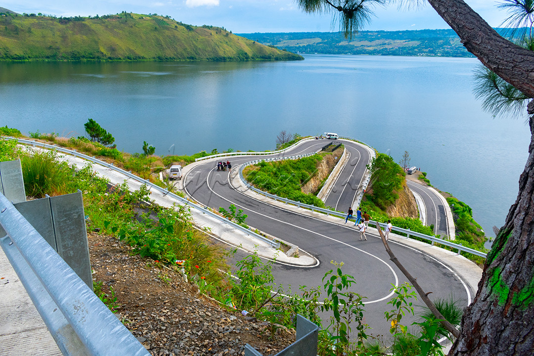 Bukit Sibea-bea dengan jalanan berkelok nan indah di pinggiran Danau Toba merupakan destinasi baru tempat wisata di kawasan danau tersebut. Bukit Sibea-bea terletak di Kabupaten Samosir, Sumatera Utara telah menyita perhatian banyak orang dan viral di media sosial, sehingga banyak wisatawan yang datang ke sana hanya untuk melihat kelokan yang indah itu dan tentunya berfoto dengan latar belakang kelokan tersebut.