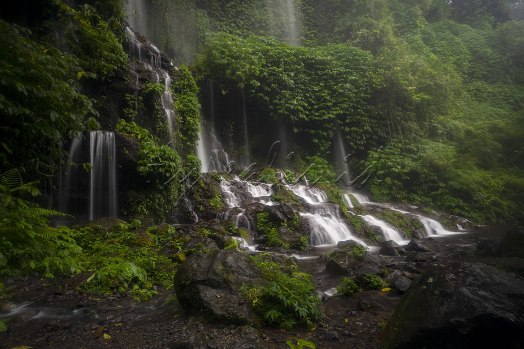 Air Terjun Benang Kelambu, berada di pulau Lombok tengah Dusun Pemotoh, Desa Aik Berik, Kecamatan Batukliang Utara. Merupakan salah satu destinasi wisata yang terkenal dan tujuan wisatawan domestik dan manca negara.
