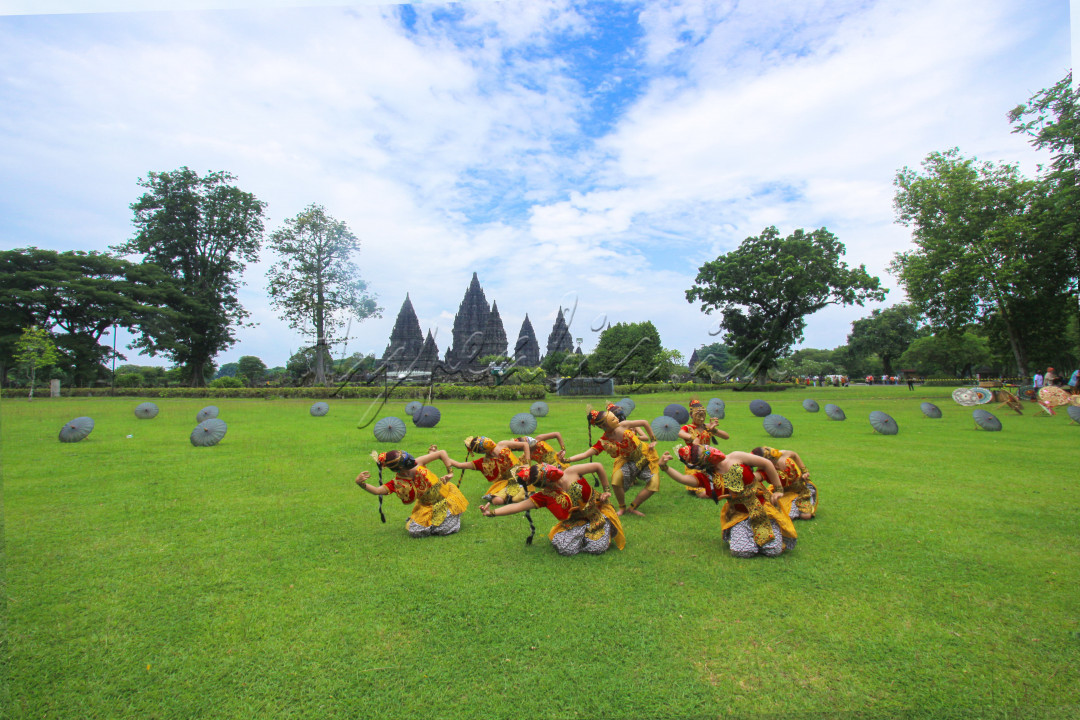 Tari topeng merupakan salah satu kesenian asli daerah Cirebon, Jawa Barat. Sesuai namanya tarian ini dimainkan dengan mengenakan topeng atau kedok sebagai aksesoris utama. Tari topeng tidak hanya menyuguhkan keindahan dalam gerak, namun juga sarat akan simbol-simbol penuh makna.<br />
<br />
Simbol-simbol ini direpresentasikan dalam bentuk topeng, jumlah topeng, hingga jumlah gamelan pengiringnya. Makna yang disampaikan dalam tari topeng meliputi nilai kepemimpinan, cinta, dan kebijaksanaan yang disampaikan melalui media tari.
